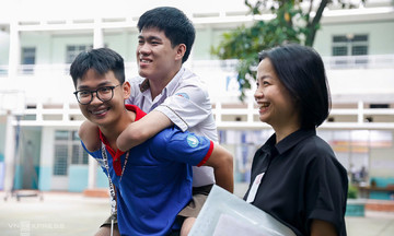 Nam sinh cụt tứ chi muốn tự viết bài thi tốt nghiệp dù được miễn