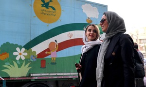 Người Iran dè dặt khôi phục nhịp sống, lo lệnh ngừng bắn sụp đổ