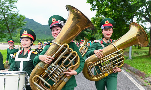 Nữ quân nhân tập luyện cho lễ diễu binh 2/9