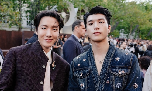 Hiếu Thứ Hai bên dàn mỹ nam dự show Louis Vuitton