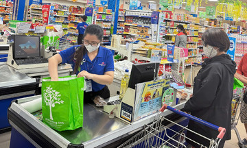 Người tiêu dùng mang túi 'xanh' được Co.opmart tặng rau củ