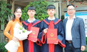 Anh em sinh đôi giành ngôi thủ khoa và á khoa chuyên Lý
