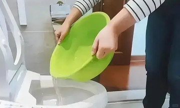 Tại sao không nên dội nước thừa vào bồn cầu?