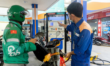 Giá xăng giảm, dầu tăng