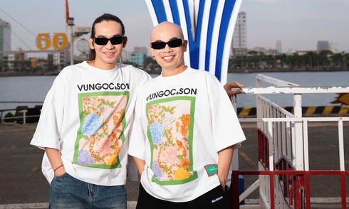 Vũ Ngọc và Son làm show ở cảng sông Hàn