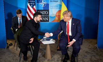 Ông Zelensky đổi phong cách trang phục khi gặp ông Trump ở hội nghị NATO