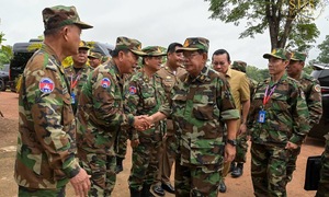 Ông Hun Sen thị sát lực lượng đồn trú gần biên giới Thái Lan