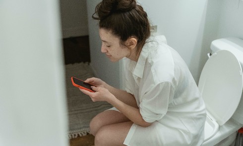 Tác hại của việc dùng điện thoại khi đang đi vệ sinh