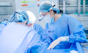 Bé trai bị vỡ ruột thừa gây viêm phúc mạc