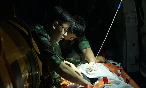 Xuyên đêm đưa ngư dân thủng tạng về đất liền chữa trị