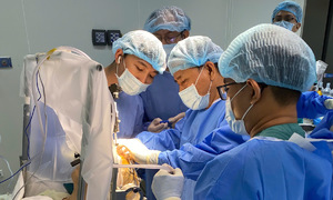Thoát Parkinson nhờ mổ đặt điện cực não sâu