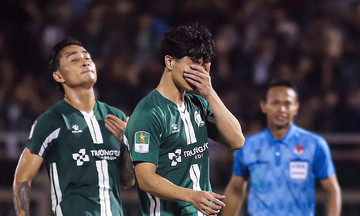 Công Phượng ôm mặt khi thua Bùi Tiến Dũng