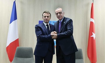 Cú bắt tay gây chú ý giữa ông Macron và ông Erdogan