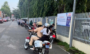 Dùng xe đặc chủng đưa thí sinh đi đổi thẻ dự thi
