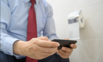 Nguy hiểm của thói quen dùng điện thoại trong toilet
