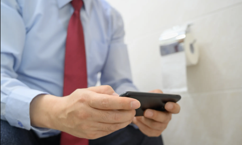 Nguy hiểm của thói quen dùng điện thoại trong toilet