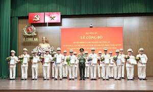 Bộ Công an trao quyết định cho 34 giám đốc công an tỉnh, thành
