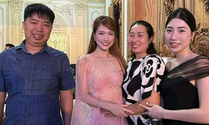 Hòa Minzy dự tiệc cùng gia đình cầu thủ Văn Toàn