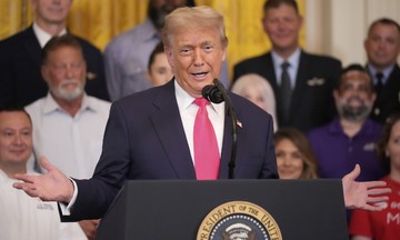 Ông Trump kể cuộc trò chuyện 'huyền thoại' với nữ bồi bàn