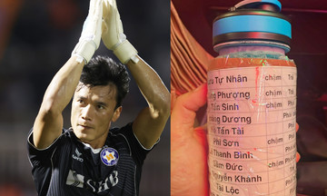 Bình nước ghi bí quyết giúp Bùi Tiến Dũng cản phá phạt đền của Công Phượng