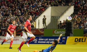 Michael Owen ghi cú đúp trong trận giao hữu ở Việt Nam