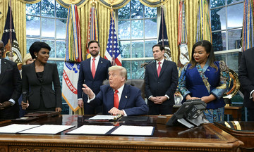Ông Trump nói đùa khi khen nữ phóng viên xinh đẹp