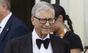 Tỷ phú Bill Gates và bạn gái diện đồ đôi dự cưới Jeff Bezos