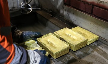 Giá vàng lao dốc, chứng khoán Mỹ lập đỉnh mới