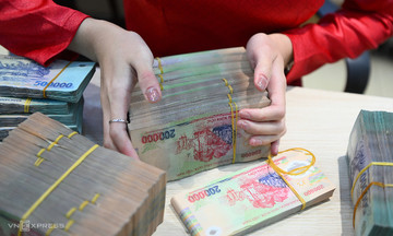 Vì sao tiền đồng mất giá dù USD yếu đi?