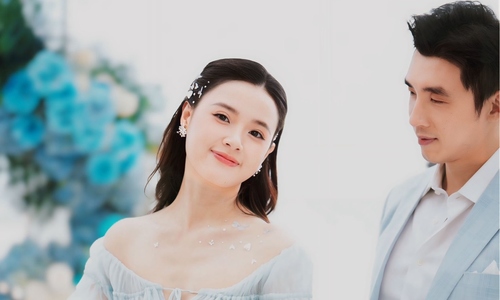 Vợ chồng Midu kỷ niệm ngày cưới trên biển