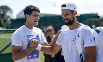 Alcaraz hơn Federer, Djokovic về tỷ lệ thắng sân cỏ