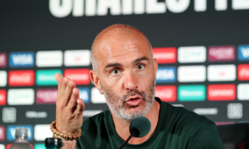 HLV Chelsea tức giận vì hoãn trận 2 tiếng