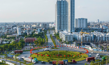 Bắn pháo hoa chào mừng lập đơn vị hành chính mới