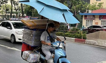 'Mối nguy từ những chiếc ô dành cho xe máy'