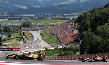 McLaren giành chiến thắng kép ngay trên sân nhà của Red Bull