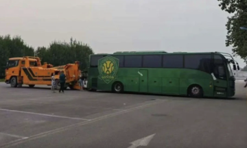 CLB Trung Quốc bị tịch thu xe bus để gán nợ