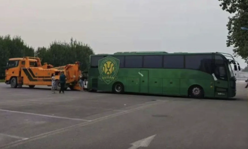 CLB Trung Quốc bị tịch thu xe bus để gán nợ