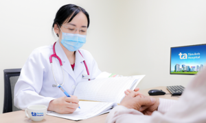 Táo bón kéo dài, phát hiện ung thư đại tràng giai đoạn muộn