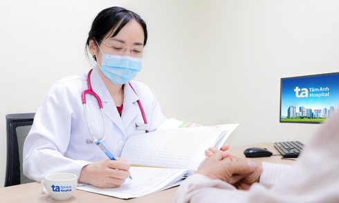 Táo bón kéo dài, phát hiện ung thư đại tràng giai đoạn muộn
