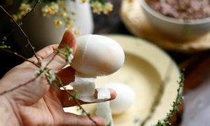 Nên luộc trứng từ nước lạnh hay sôi?