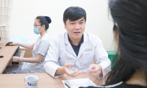 Nách nặng mùi do tăng tiết mồ hôi