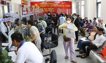 Người dân làm thủ tục đông ngày đầu sáp nhập tỉnh, thành