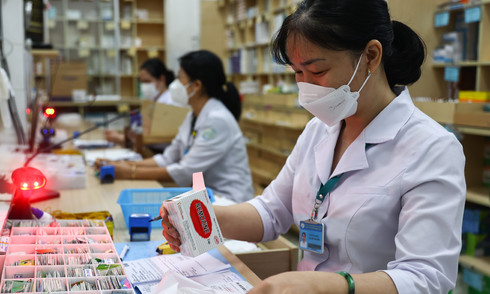 Chờ 'dài cổ' mỗi lần tái khám lấy thuốc BHYT