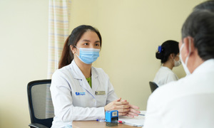 Người loãng xương nên tập thể dục như thế nào?