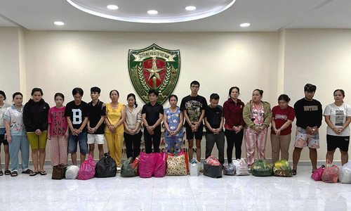Vợ chồng giám đốc bị bắt vì làm 70.000 chai dầu gió giả của Singapore