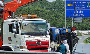 Xe tải lật trên đường dẫn cao tốc, hai người tử vong