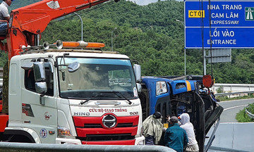 Xe tải lật trên đường dẫn cao tốc, hai người tử vong