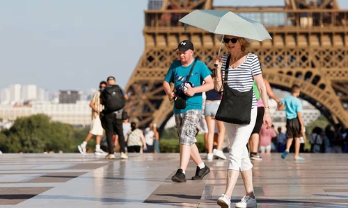Tháp Eiffel đóng cửa, nắng nóng bao trùm châu Âu