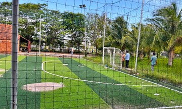 Bé trai bị cầu môn sân bóng đè chết
