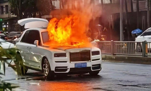 Siêu SUV Rolls-Royce Cullinan bốc cháy giữa đường
